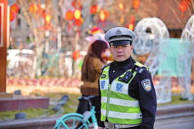 济南交警街头解衣跪地,温暖全城