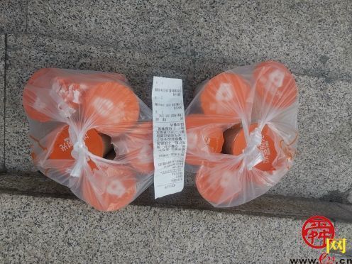 济南市民为 高烤 降温 送护航交警暖心冷饮